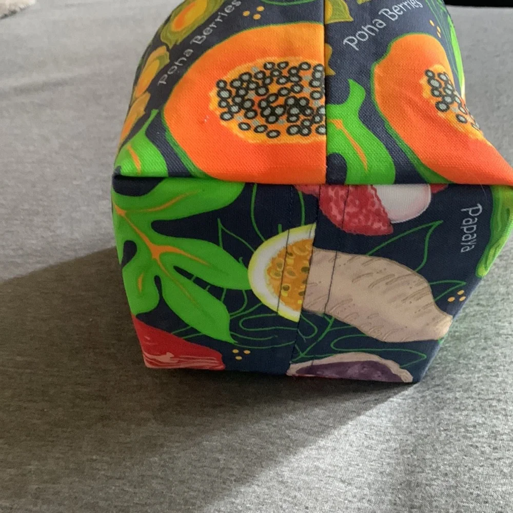 Hawaiian fruit storage tote
